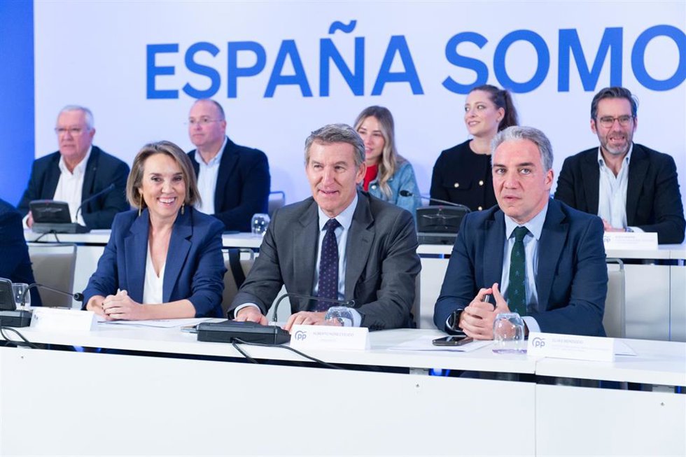 (I-D) La secretaria general del PP, Cuca Gamarra; el presidente del PP, Alberto Núñez Feijóo y el vicesecretario de Coordinación Autonómica y Local del PP, Elías Bendodo, durante una reunión del Comité Ejecutivo Nacional del partido, en el Hotel Hyatt R