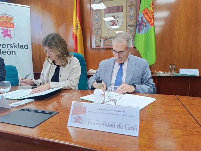 Momento de la firma del convenio entre la ULE y la AECC