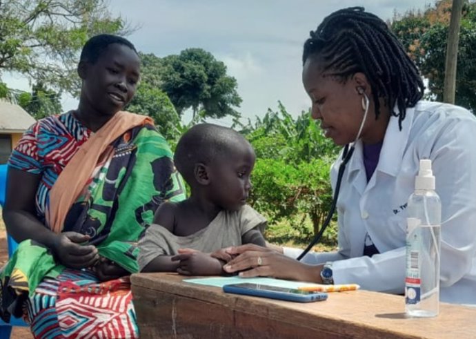 Archivo - Una doctora atiende a un niño.