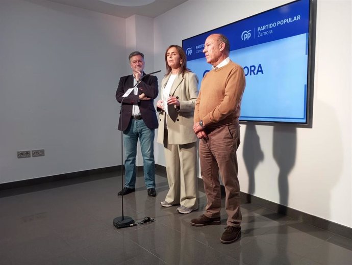 La Vicesecretaria De Organización Del Partido Popular, Carmen Fúnez, Habla En Rueda De Prensa Junto Al Secretario General Del PP De Castilla Y León, Francisco Vázquez, Y El Presidente Del PP De Zamora, José María Barrios.