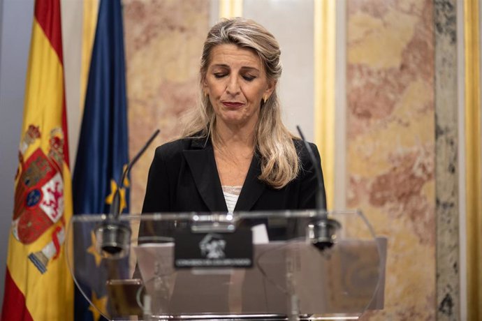 La vicepresidenta segunda, Yolanda Díaz, comparece tras la reunión del grupo Parlamentario Plurinacional Sumar en el Congreso de los Diputados, en el Escritorio del Congreso de los Diputados, a 28 de octubre de 2024, en Madrid (España). 