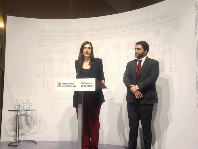 La portavoz del PSC en el Parlament, Elena Díaz, junto al presidente de los socialistas en la Cámara catalana, Ferran Pedret, en rueda de prensa en el Palau de la Generalitat, a 28 de octubre de 2024