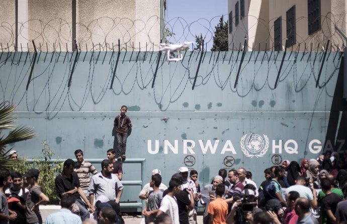 Archivo - July 31, 2018 - Gaza, Gaza Strip, Palestine - A young boy seen standing outside the gate of the UNRWA office in Gaza..Hundreds of employees of the UN Relief and Works Agency for Palestine Refugees in the Near East (UNRWA) and their family member