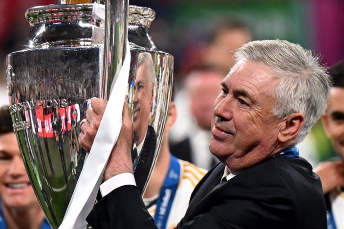 Archivo - Carlo Ancelotti con el trofeo de la Liga de Campeones