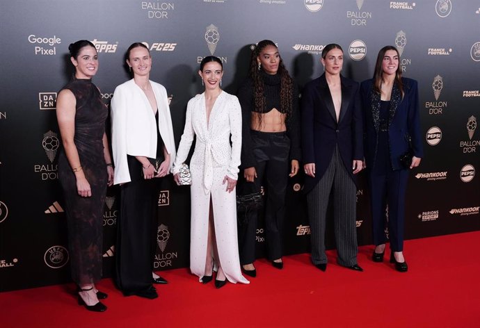 Aitana Bonmatí junto a Marta Torrejón, Caroline Graham Hansen, Salma Paralluelo, Alexia Putellas y Patri Guijarro durante la Gala del Balón de Oro 2024