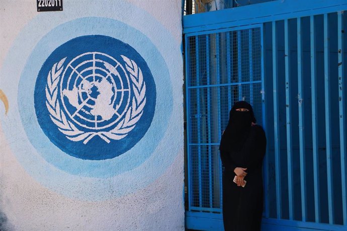 Archivo - Logotipo de la ONU en un edificio en Gaza (archivo)