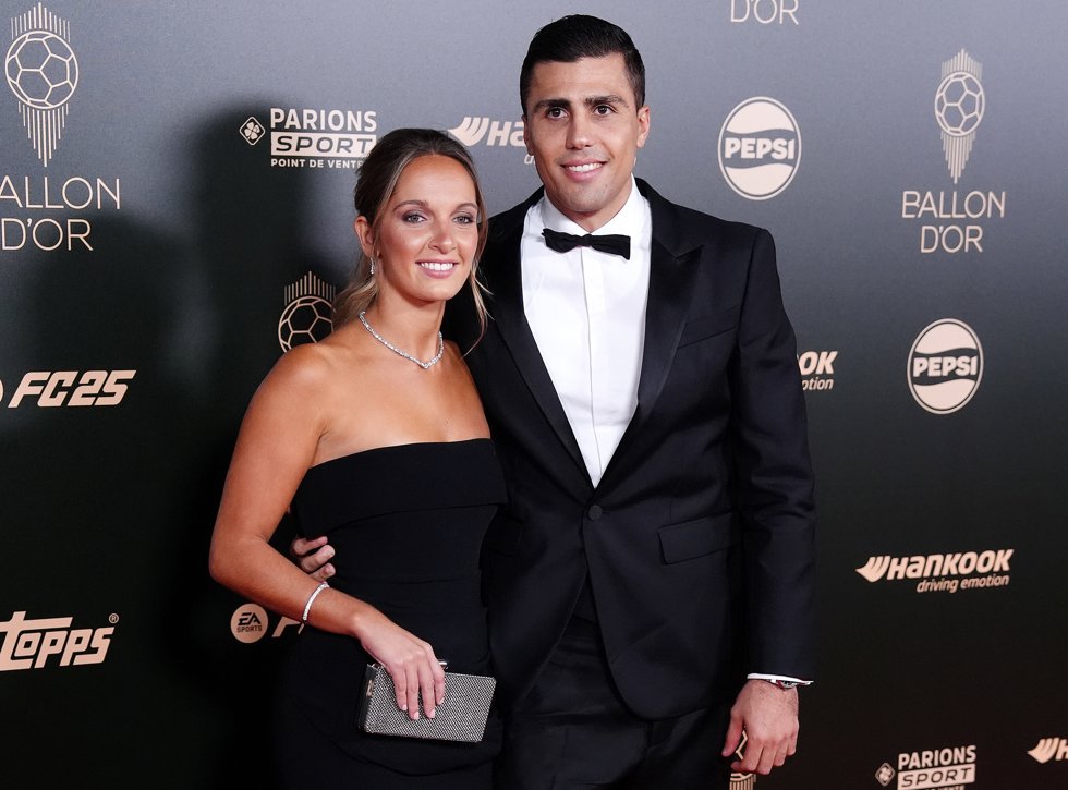 Rodri posa con su pareja Laura Iglesias durante la Gala del Balón de Oro 2024