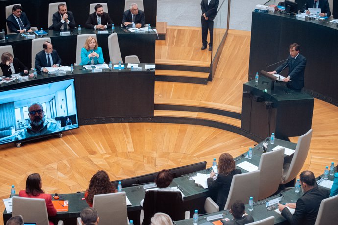 El alcalde de Madrid, José Luis Martínez- Almeida, interviene durante un pleno del Ayuntamiento de Madrid, en el Palacio de Cibeles, a 29 de octubre de 2024, en Madrid (España).