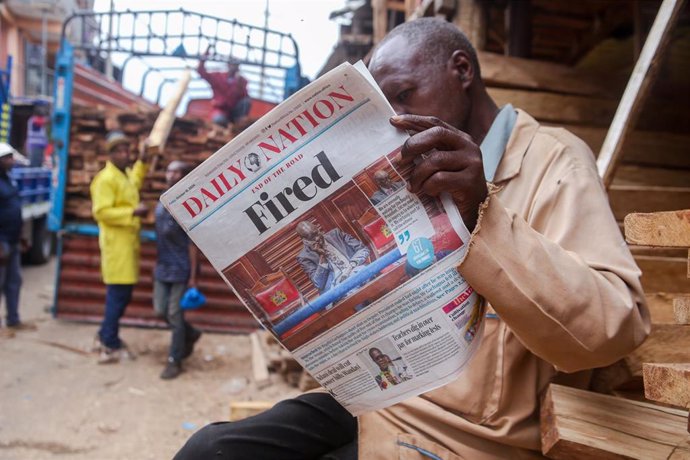 Un keniano, en el mercado de Gikomba, en Nairobi, lee uno de los diarios locales un día después de que el vicepresidente de Kenia, Rigathi Gachagua, fuera destituido