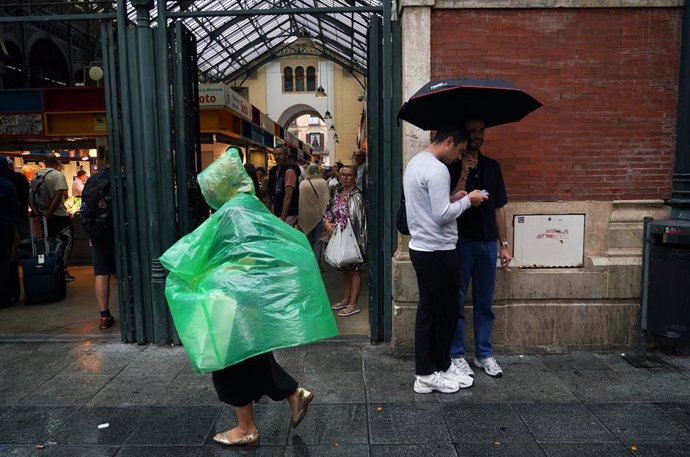 Transeuntes bajo sus paraguas durante la intensa lluvia en Málaga en una imagen de archivo