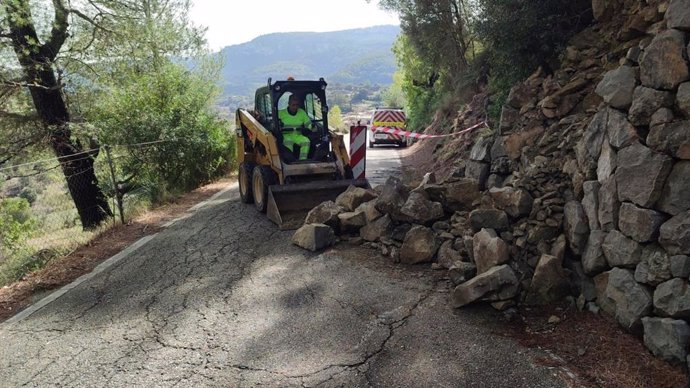 Una máquina retira piedras de una carretera.