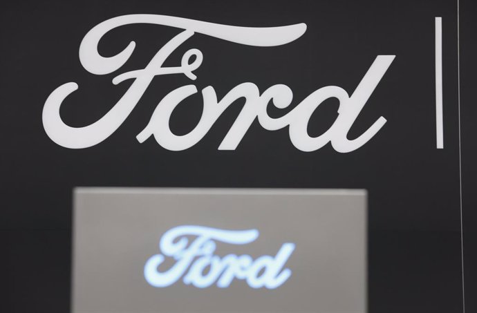 Archivo - FILED - 30 September 2021, Spain, Barcelona: Sign with the logo of the manufacturer Ford is seen at the "Automobile Barcelona" 2021. 