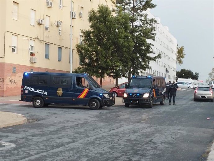 Despliegue policial en el barrio de El Torrejón de Huelva capital