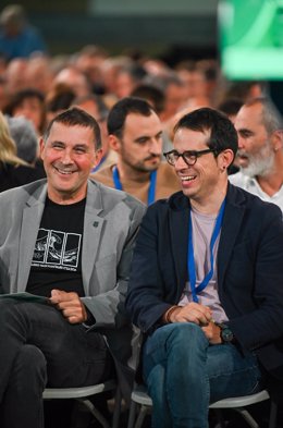 Archivo - El coordinador general de EH Bildu, Arnaldo Otegi (i), y el portavoz parlamentario de EH Bildu, Pello Otxandiano (d), durante la Conferencia Política de EH Bildu.