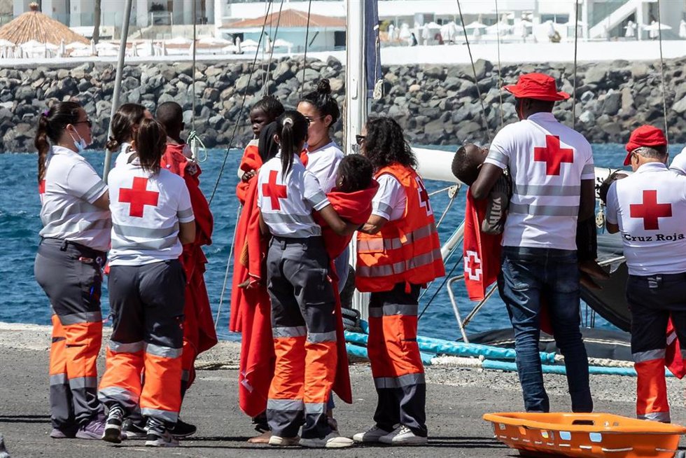 Archivo - Varios migrantes son atendidos por los Servicios de Emergencias en el Muelle de Arguineguín, a 28 de agosto de 2024, en Gran Canaria, Canarias (España). Salvamento Marítimo ha rescatado un cayuco a la deriva con unos 120 migrantes subsahariano