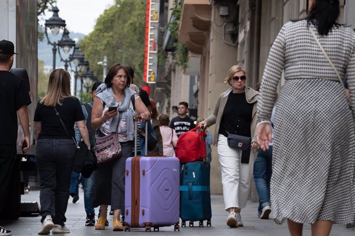 Archivo - Varios turistas con maletas en el centro de Barcelona, a 17 de septiembre de 2024, en Barcelona, Catalunya (España)