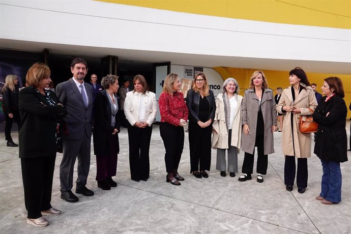 La ministra de Educación, Formación Profesional y Deporte, Pilar Alegría (3d); la ministra de Igualdad, Ana Redondo (3d) y la delegada del Gobierno en Asturias, Adriana Lastra (1d), durante la inauguración del 'Encuentro Internacional de Coeducación: Igua