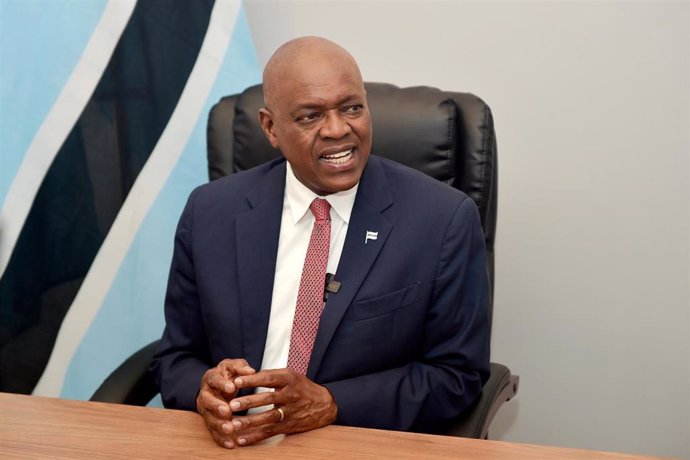 Archivo - El presidente de Botsuana, Mokgweetsi Masisi, durante una entrevista en la capital, Gaborone (archivo)