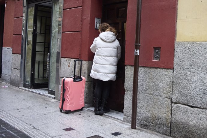 Una mujer con una maleta, a 29 de octubre de 2024, en Madrid (España).