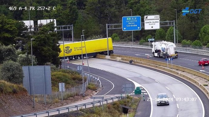 Imagen de una cámara de la DGT con el camión accidentado en la A-4 a su paso por Santa Elena 