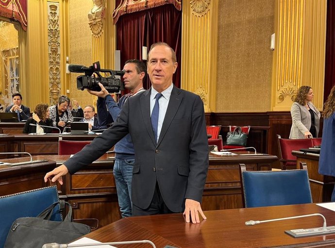 Archivo - El conseller del Mar y Ciclo del Agua, Juan Manuel Lafuente, en el pleno del Parlament.