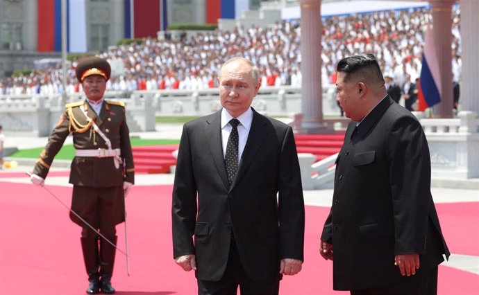 Archivo - El dirigente norcoreano, Kim Jong Un, recibe al presidente ruso, Vladimir Putin, en julio en Pyongyang