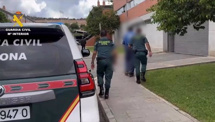 El detenido es custodiado por los agentes.