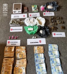 Drogas, dinero y efectos incautados a un detenido en Sarriguren por un presunto delito de tráfico de drogas.