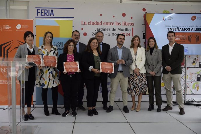 Foto de familia de la entrega de premios de la VI edición del certamen 'Enseñamos a leer'.