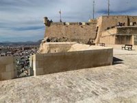 Cerrado el Castillo de Santa Bárbara y algunos parques de Alicante forma preventiva por el temporal