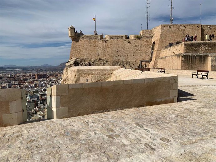 Archivo - Imagen de archivo del Castillo de Santa Bárbara en Alicante.