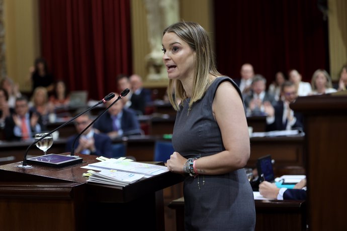 La presidenta del Govern Balear, Marga Prohens, responde a los diputados durante el Debate del Estado de la Comunidad, en el Parlament balear, a 2 de octubre de 2024, en Palma de Mallorca, Baleares (España).