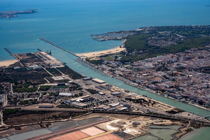 Vista aérea de la desembocadura del Guadalete y el muelle de El Puerto.