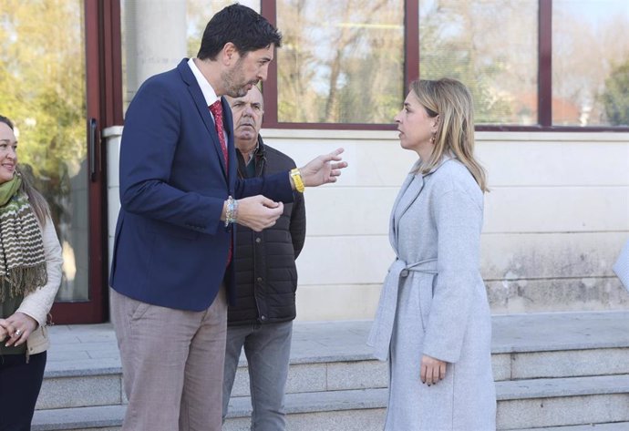 Archivo - La presidenta de la Diputación de Cádiz, Almudena Martínez, y el alcalde de San José del Valle, Antonio González Carretero, en una imagen de archivo.