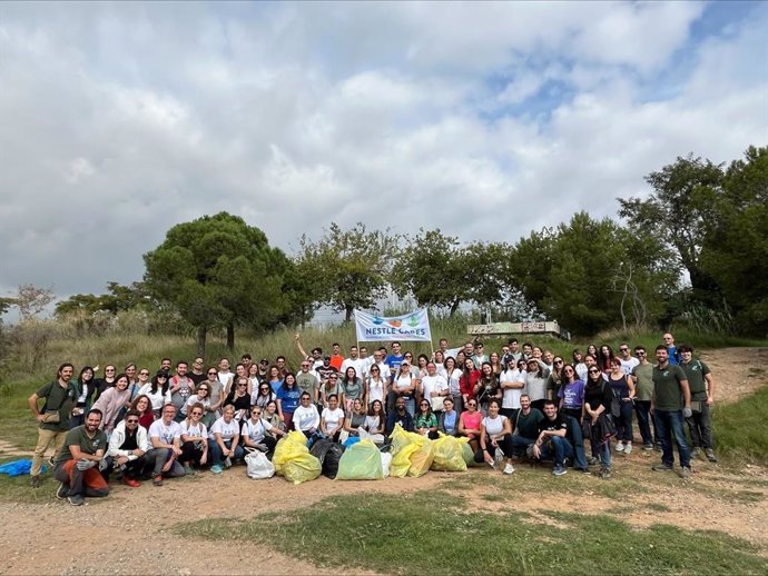 Voluntarios de Nestlé liberan la naturaleza de 'basuraleza'