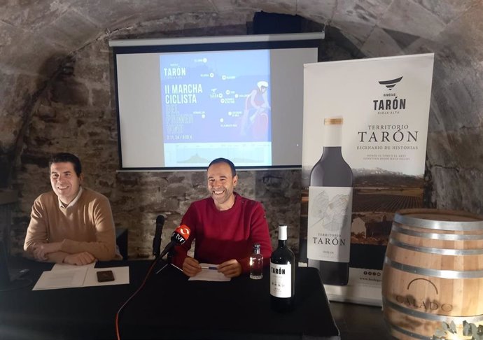 El presidente de Bodegas Tarón, Ángel Samaniego, junto al gerente, Gonzalo Salazar de Gurendes.