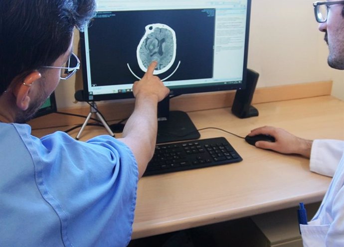 Neurólogos del Hospital Virgen Macarena analizando lesiones cerebrales.