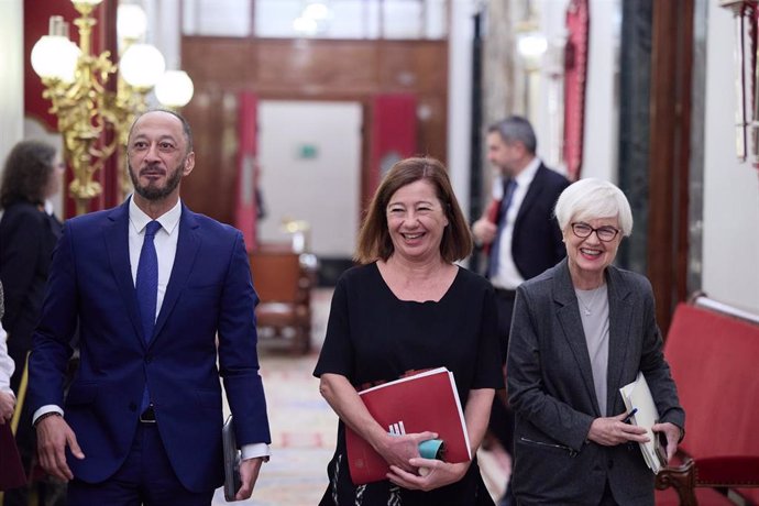 El vicepresidente primero de la Mesa del Congreso, Alfonso Rodríguez Gómez de Celis; la presidenta del Congreso, Francina Armengol y la secretaria segunda de la Mesa del Congreso, Isaura Leal.