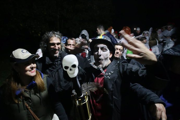 Archivo - Varias personas disfrazadas por Halloween, a 30 de octubre de 2022, en Quiroga, Lugo, Galicia (España). 