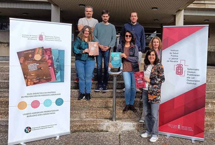 Asier Acuña, Josu Garbisu, Alberto Martínez, Ainhoa Echeverría, Sandra Herrero, Susana Ganuza y Gixane Grau, personal técnico de prevención del ISPLN que ha trabajado en la elaboración de la guía, con los ejemplares publicados.