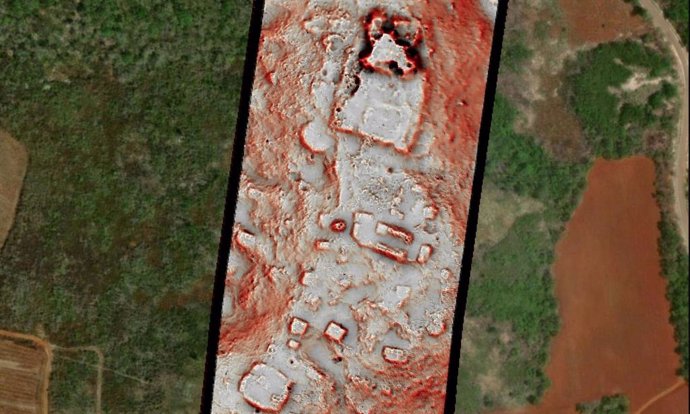 Los edificios antiguos agrupados en la cima de una colina se revelan mediante un estrecho transecto de datos de estudio lidar, mientras que una imagen satelital revela la agricultura moderna y la construcción de carreteras en los valles