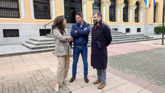 La abogada Ana Vallina y Borja Fernández (URA), en rueda de prensa para informar sobre el archivo de la causa contra cuatro ganaderos pro la tractorada de febrero.