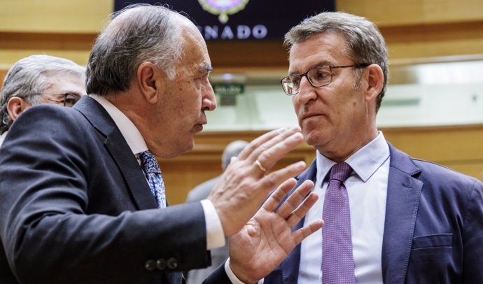 El senador del PP, José Ignacio Landaluce (i), y el presidente del Partido Popular, Alberto Núñez Feijóo (d), durante una sesión de control al Gobierno en el Senado, a 18 de abril de 2023, en Madrid (España).