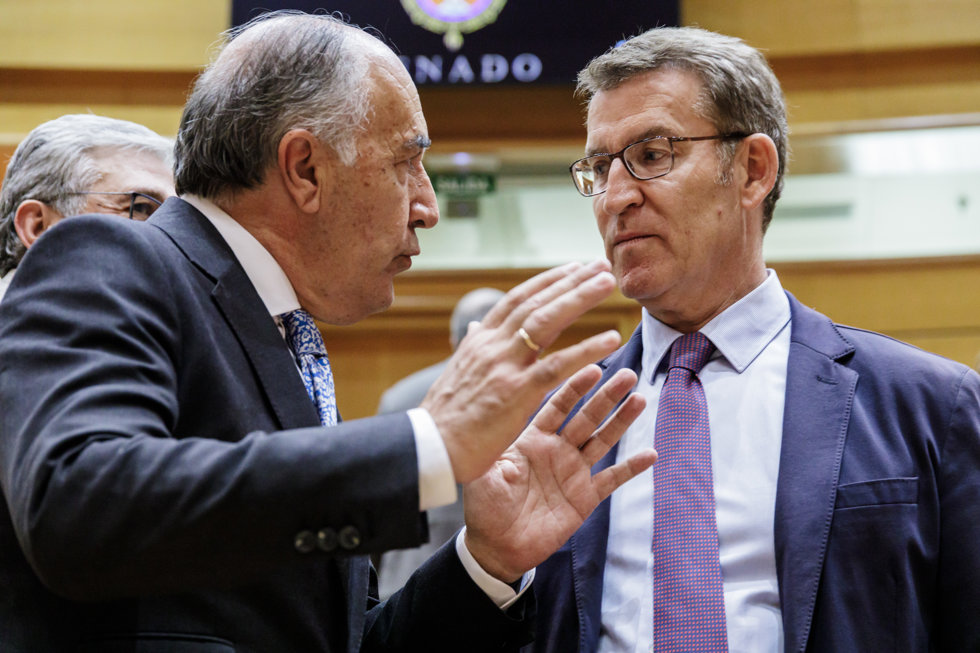 El senador del PP, José Ignacio Landaluce (i), y el presidente del Partido Popular, Alberto Núñez Feijóo (d), durante una sesión de control al Gobierno en el Senado, a 18 de abril de 2023, en Madrid (España).
