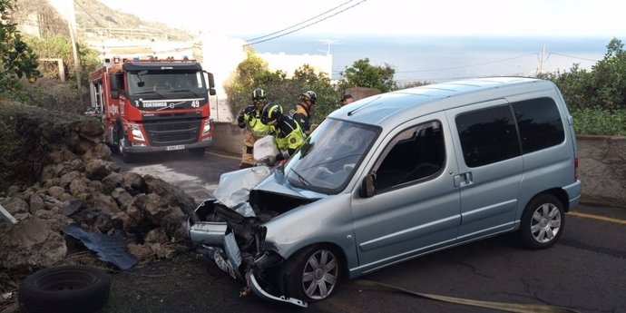 Una mujer resulta herida al sufrir un vuelco en Icod de los Vinos