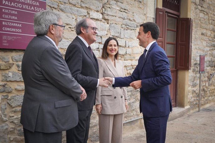 El Ararteko (Defensor del  Pueblo del País Vasco), Manuel Lezertua, el Defensor del Pueblo, Ángel Gabilondo, la presidenta del Parlamento Vasco, Bakartxo Tejeria Otermin y el Lehendakari, Imanol Pradales.