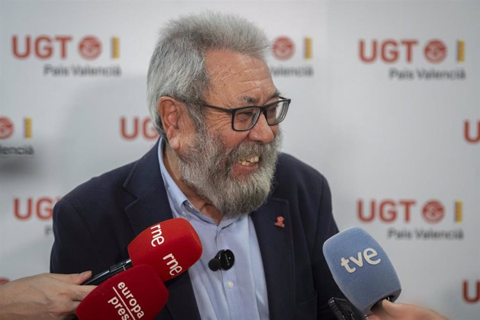 El ex secretario general de UGT, Cándido Méndez, atiende a los medios de comunicación durante la presentación de su libro 'Por una nueva conciencia social. Pasado, presente y futuro del empleo en España’, en la sede de UGT, a 18 de octubre de 2024, en Val