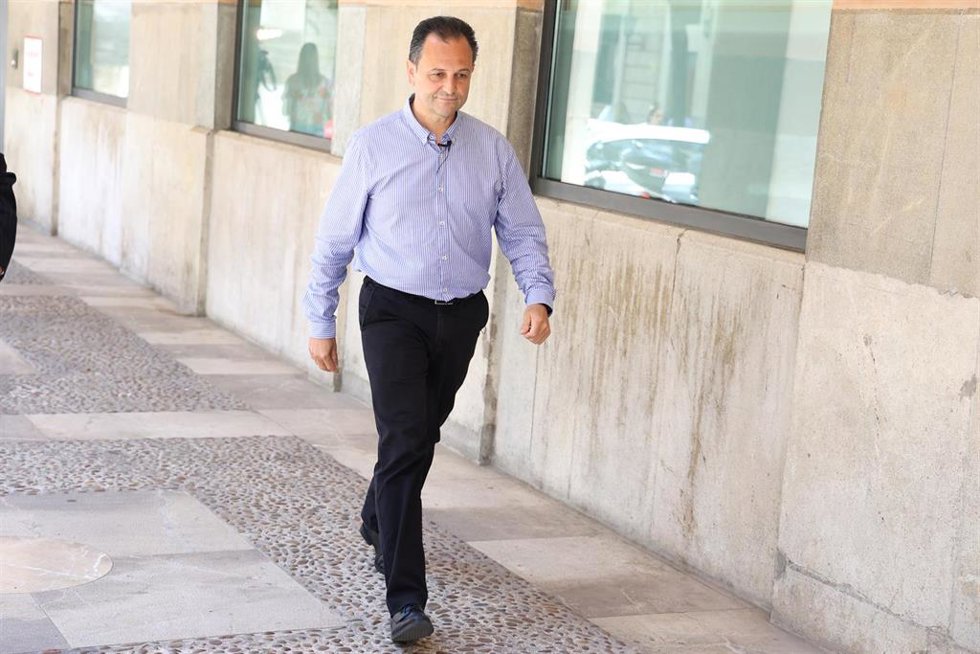 Archivo - El candidato de la coalición Sa Unió, Lloren Córdoba, a su llegada a una reunión en el Parlament