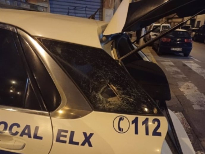 Investigado un hombre en Elche (Alicante) por causar daños en un coche policial a cabezazos.