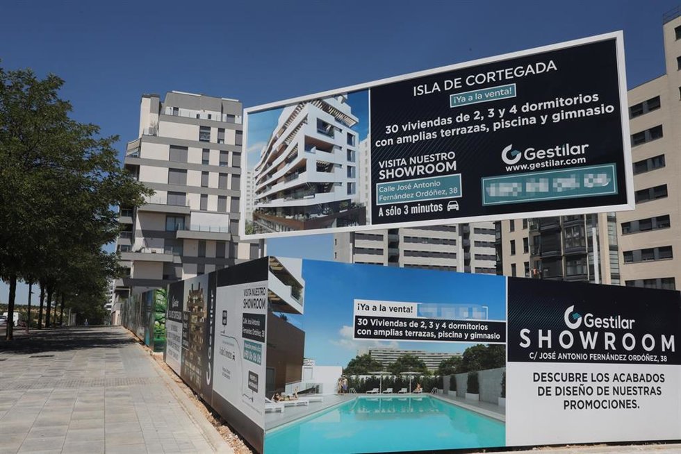Archivo - Cartel de una promotora anunciando la construcción de un edificio de viviendas en Madrid (España), a 6 de julio de 2020. 